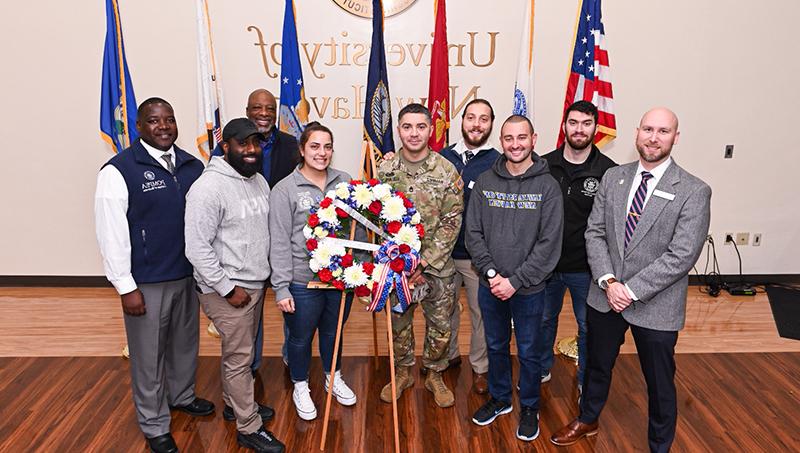 该大学的退伍军人节仪式表彰了退伍军人在社区中的奉献和服务.